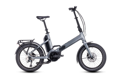 Silbernes faltbares E-Bike mit tiefem Einstieg, geeignet für Stadtfahrten. Elektroantrieb und Gepäckträger vorhanden.