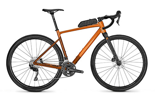 Orangefarbenes Gravelbike mit Rahmentasche, Scheibenbremsen und Rennlenker, ideal für Offroad-Touren.
