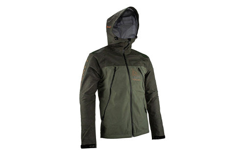 Grüne Outdoor-Jacke mit Kapuze und Reißverschluss, geeignet für Freizeitaktivitäten.