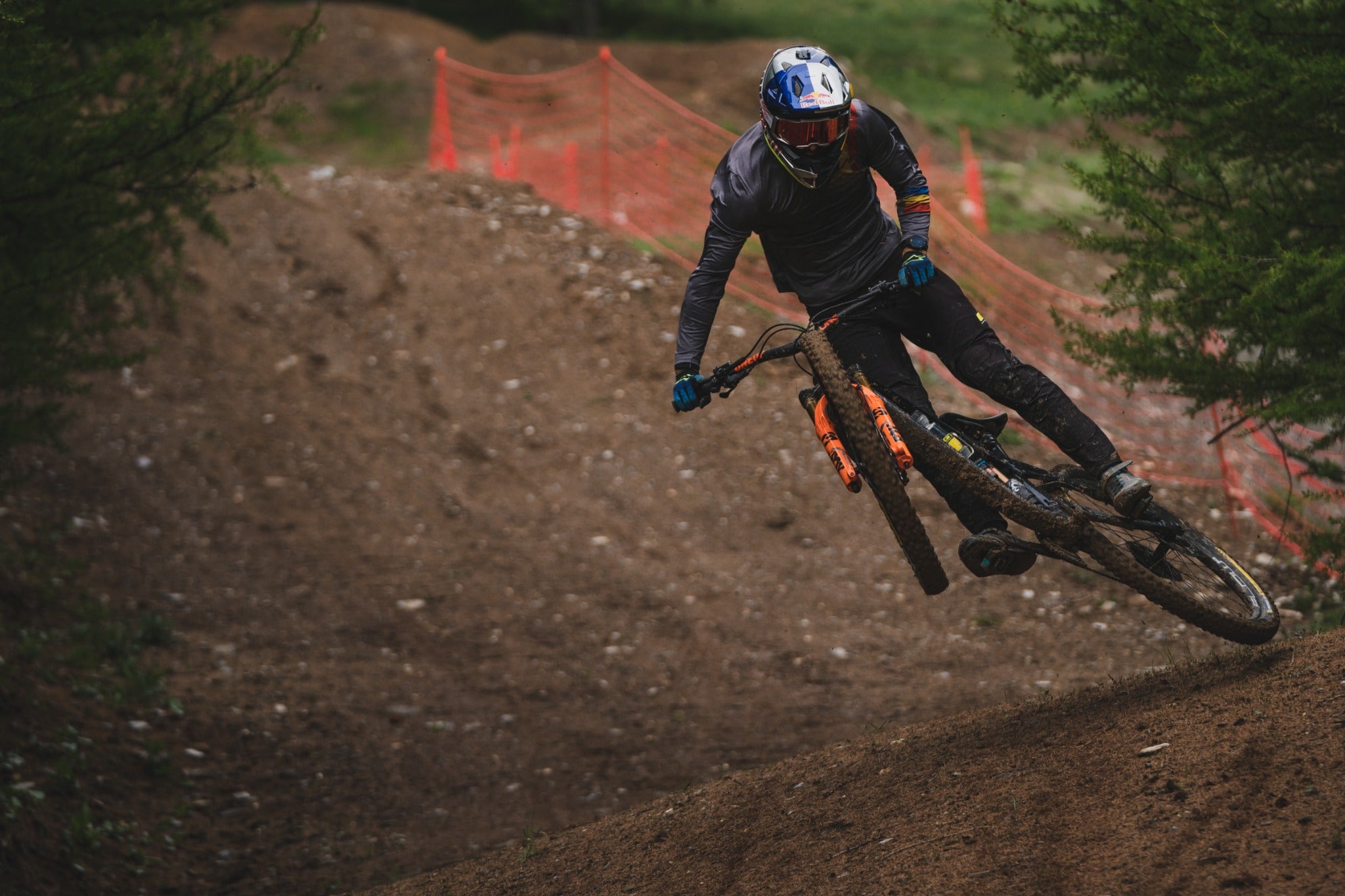 Mountainbiker auf der Strecke, fährt das GT Bicycles Force Modell in actionreicher Kurve. Trägt Helm und Schutzkleidung.