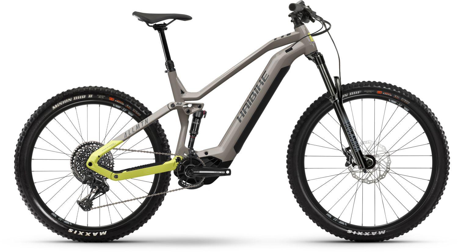Haibike AllMtn Elektromountainbike, grau-gelb, mit vollgefedertem Rahmen und dicken MTB-Reifen für Offroad-Abenteuer.