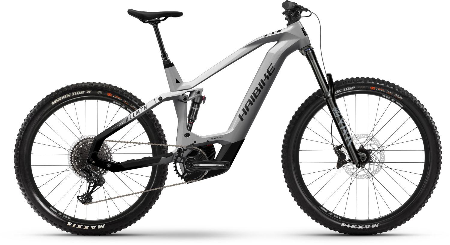 Haibike E-MTB Fully ALMNT 2023, graues E-Mountainbike für Offroad, mit vollgefedertem Rahmen und robusten Maxxis-Reifen.