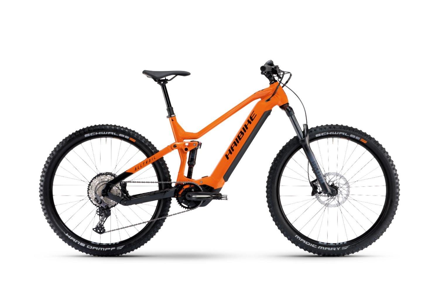 Orangefarbenes Haibike AllTrail E-Mountainbike mit dicken Reifen. Ideal fürs Geländefahren.