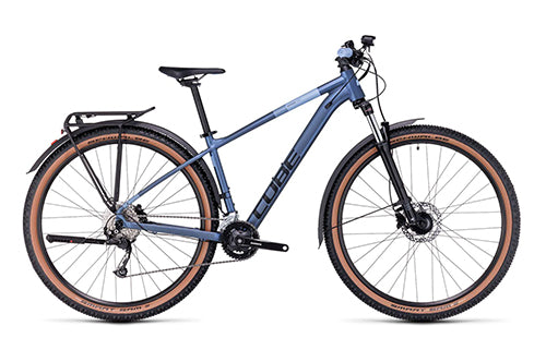 Blaues Cube Hardtail-Fahrrad mit Straßenausstattung, geeignet für Alltags- und Geländefahrten.