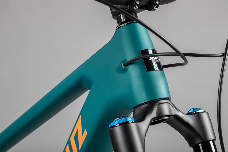 Santa Cruz Hightower Fahrradrahmen in Blaugrün mit Gabel und Markenlogo, ideal für Mountainbike-Enthusiasten.