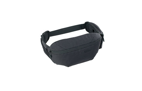 Schwarze Hipbag mit Reißverschlüssen und verstellbarem Gurt, ideal für Freizeit und Sport.