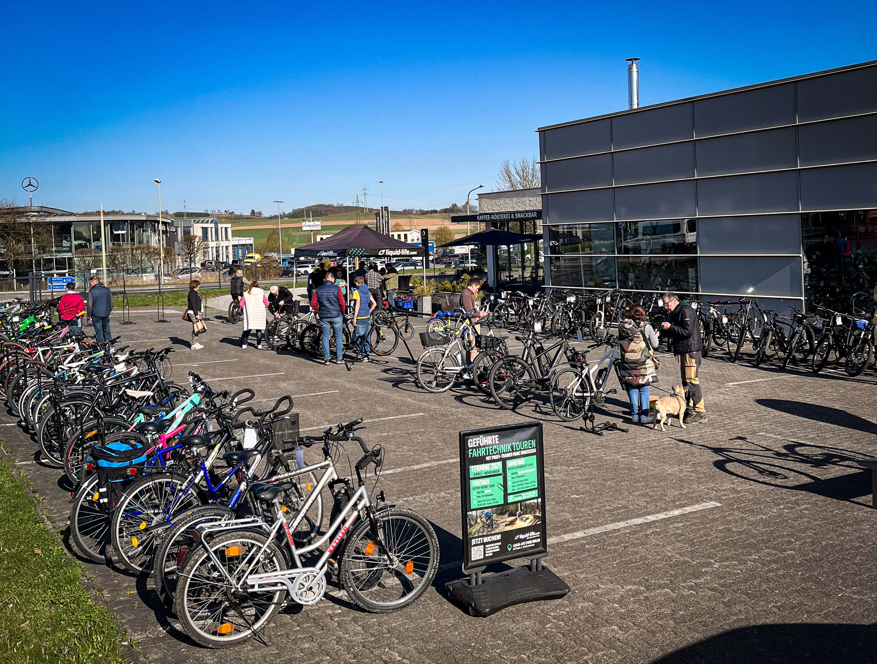 Liquid-Life Gebrauchtradmarkt in Brilon - Fahrräder aufgereiht zum Verkauf