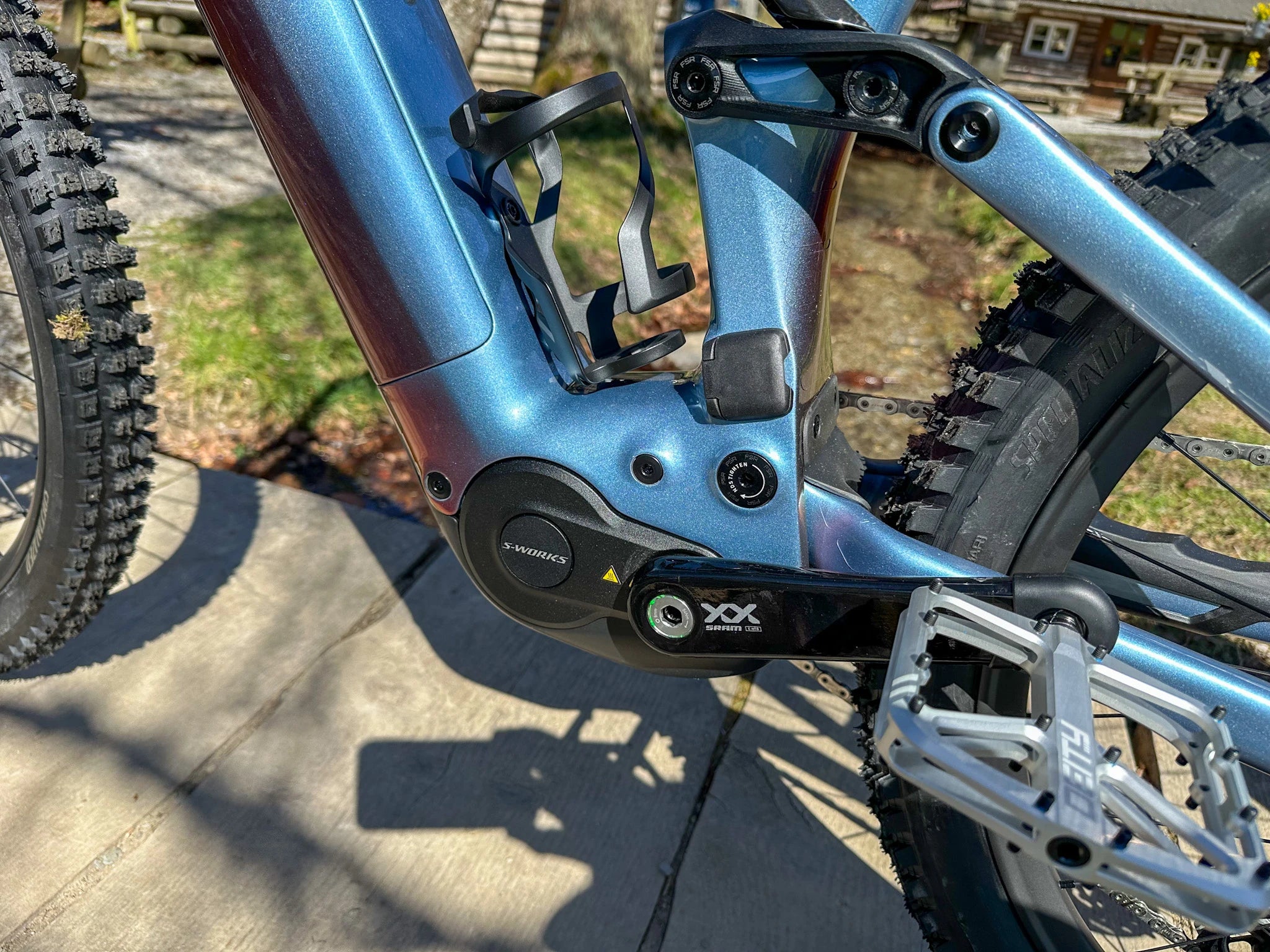 Blaues Specialized Turbo Levo Mountainbike mit S-Works Motor und breiten Reifen, ideal für Geländefahrten.