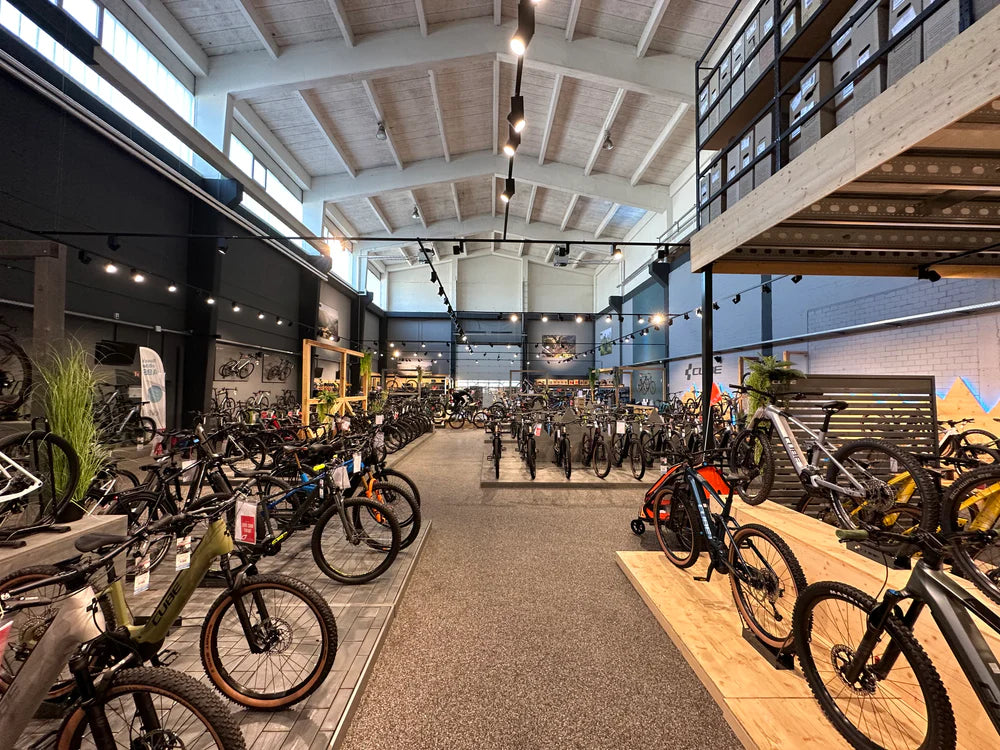 Großer Fahrradladen mit verschiedenen Modellen und Marken, darunter Cube, aufgestellt für Auswahl und Kaufberatung.