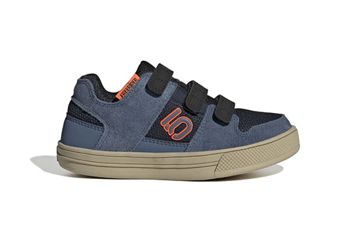 Blauer Kinderschuh mit drei Klettverschlüssen und orangefarbenem Logo "10", geeignet für Freizeit und Outdoor-Aktivitäten.