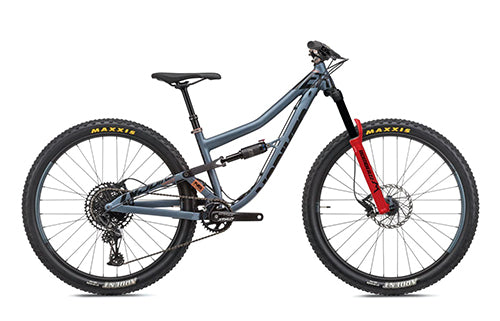 Mountainbike mit 26-Zoll-Rädern, blauem Rahmen und roten Gabeln, ideal fürs Gelände. Reifen der Marke Maxxis.