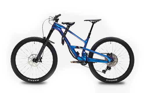 Blaues Mountainbike mit Vollfederung und Scheibenbremsen, geeignet für Geländefahrten.