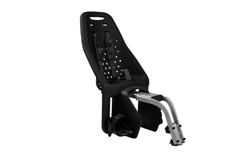 Schwarzer Fahrrad-Kindersitz für die Montage hinten; ergonomisches Design mit Sicherheitsgurten.