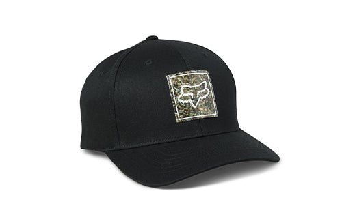 Schwarze Baseballkappe mit Fox-Logo auf der Vorderseite. Ideal für Freizeitaktivitäten und sportliche Anlässe.