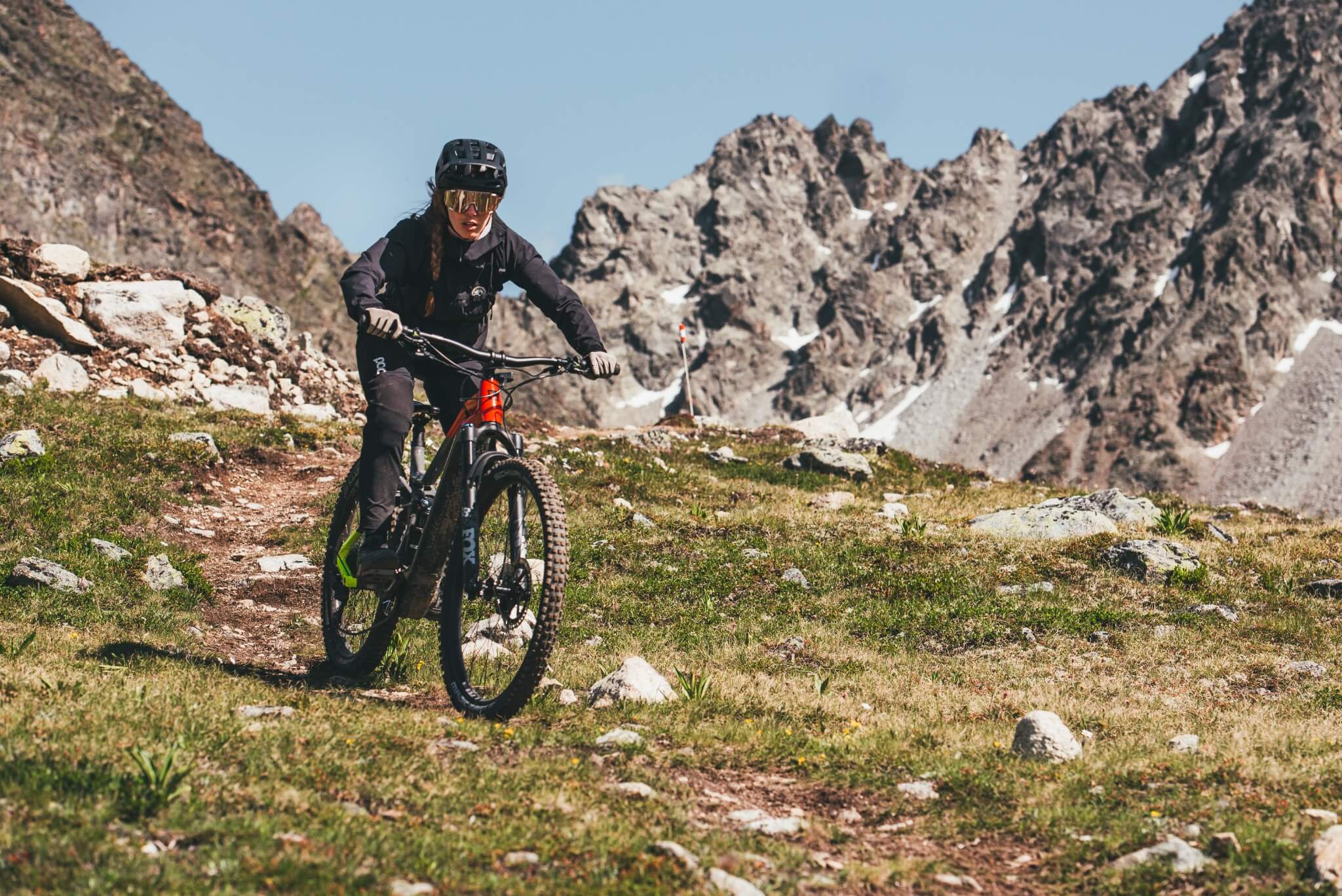 Person fährt Haibike E-MTB Fully auf einem Bergpfad, geeignet für Offroad-Abenteuer in alpiner Landschaft.