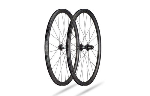 Zwei schwarze Fahrrad-Laufradsätze, geeignet für Rennräder, mit speziellem Profil für aerodynamische Leistung.