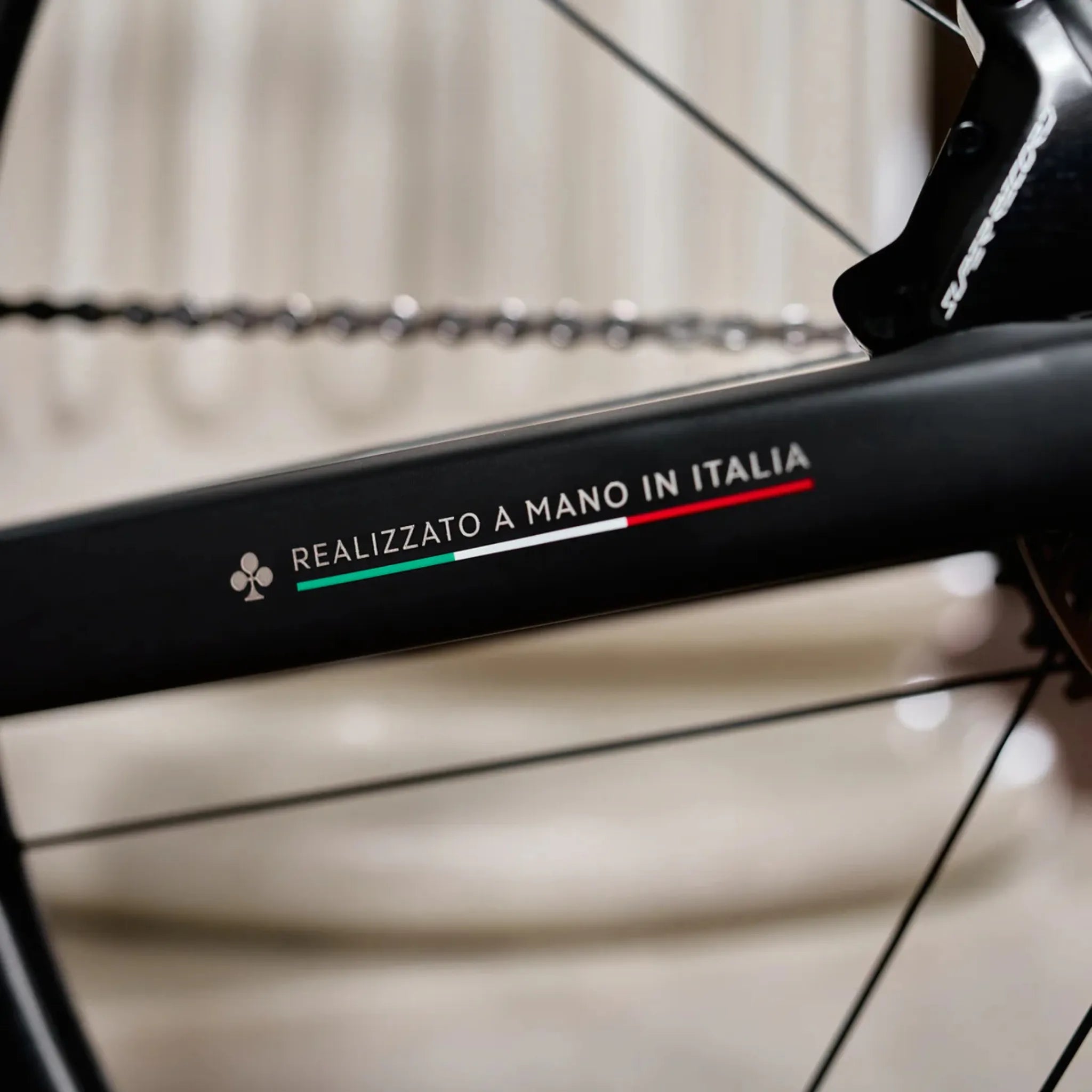 Nahaufnahme Colnago C72 , markiert mit "Realizzato a mano in Italia" und italienischem Farbband.