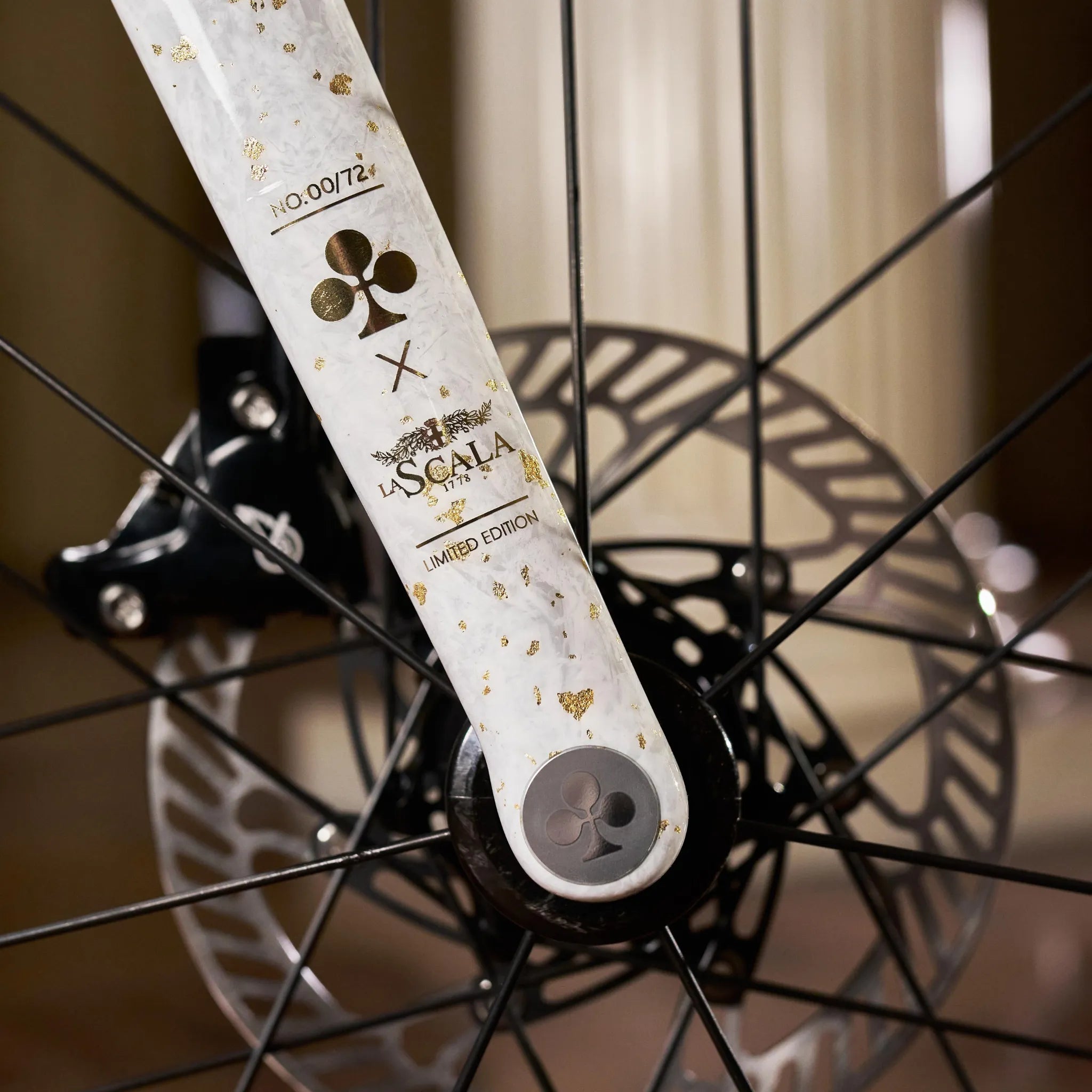 Fahrradgabel vom Colnago C72 Rennrad mit Aufdruck "La Scala Limited Edition", stilvolles Design in Weiß mit goldenen Akzenten.