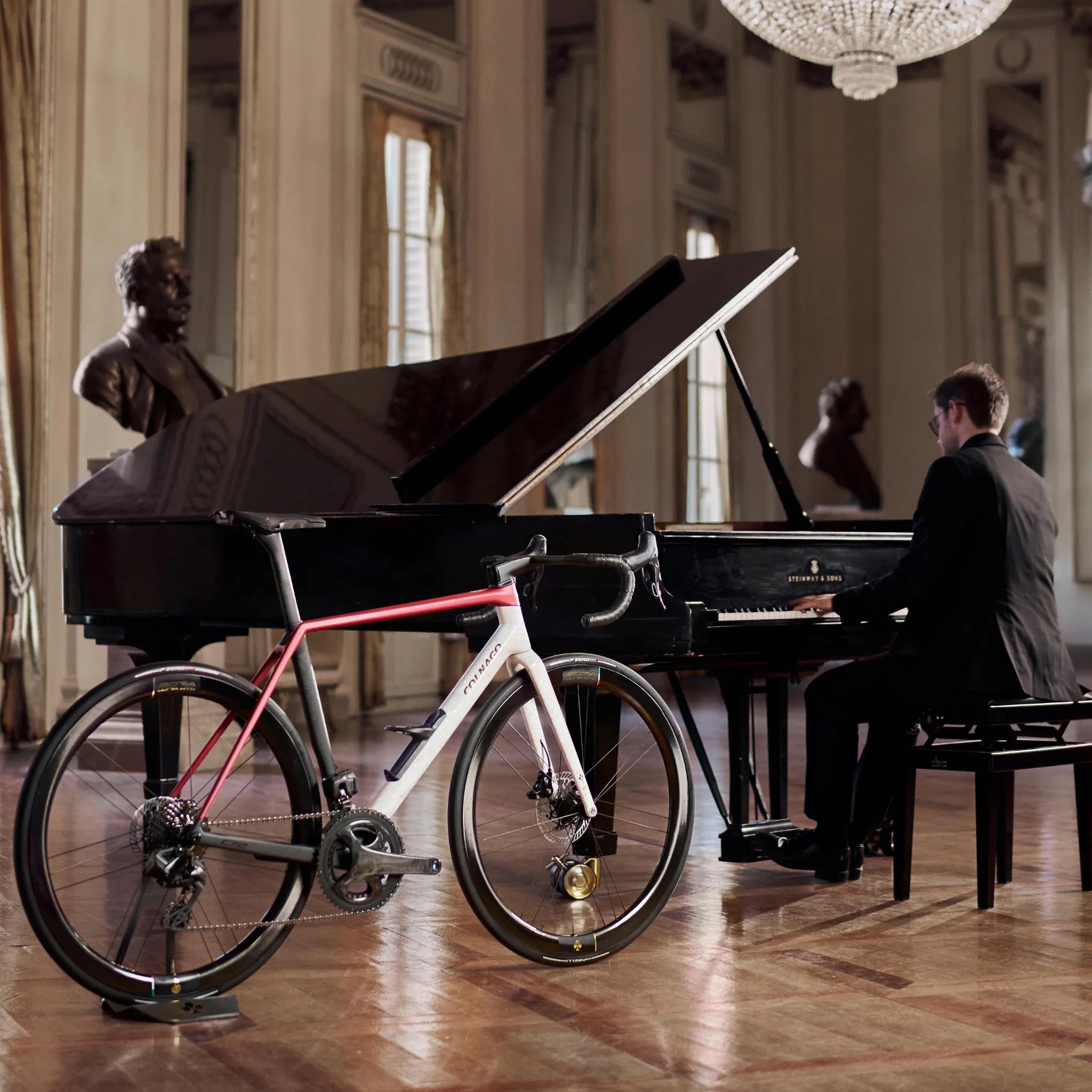 Rennrad C72 von Colnago in edlem Raum mit Flügel und Pianist, geeignet für anspruchsvolle Radfahrer und Designliebhaber.
