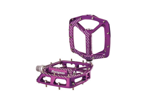 Lila Mountainbike-Flachpedale mit rutschfester Oberfläche und Pins, ideal für Offroad-Fahrten.