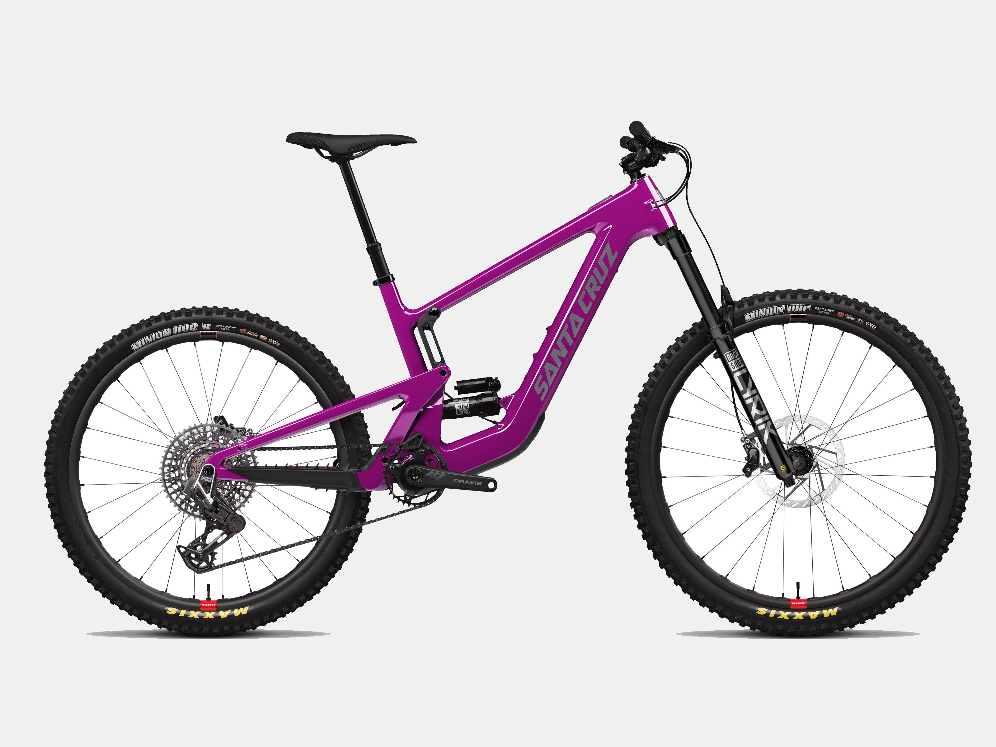 Lila Santa Cruz E-Mountainbike, robustes Design, geeignet für anspruchsvolle Trails, hervorgehoben durch große Geländereifen.
