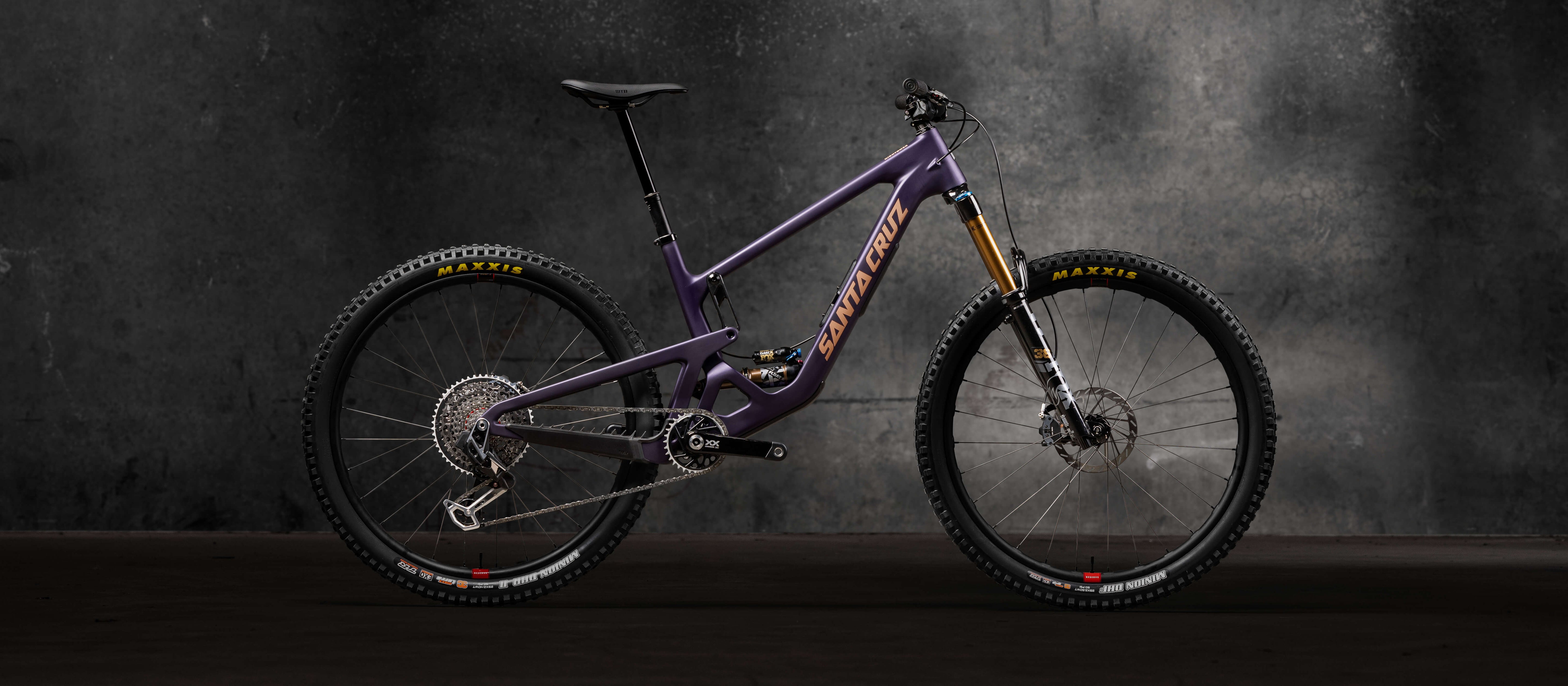 Lila Santa Cruz Hightower Mountainbike mit robustem Rahmen und Maxxis-Reifen, geeignet für Offroad-Abenteuer.