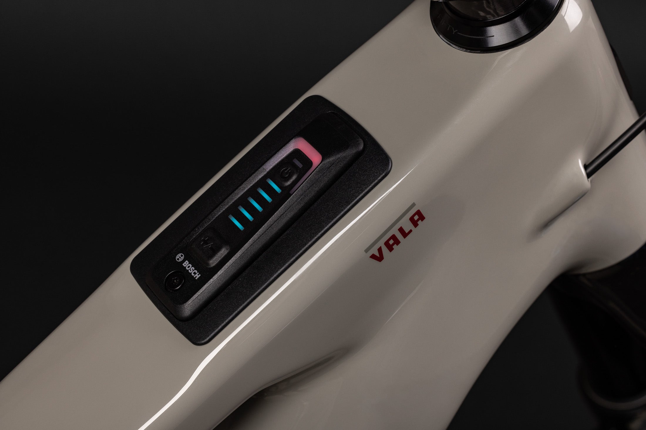 Nahaufnahme eines Santa Cruz Vala E-Bike-Rahmens mit integriertem Bosch-Display.