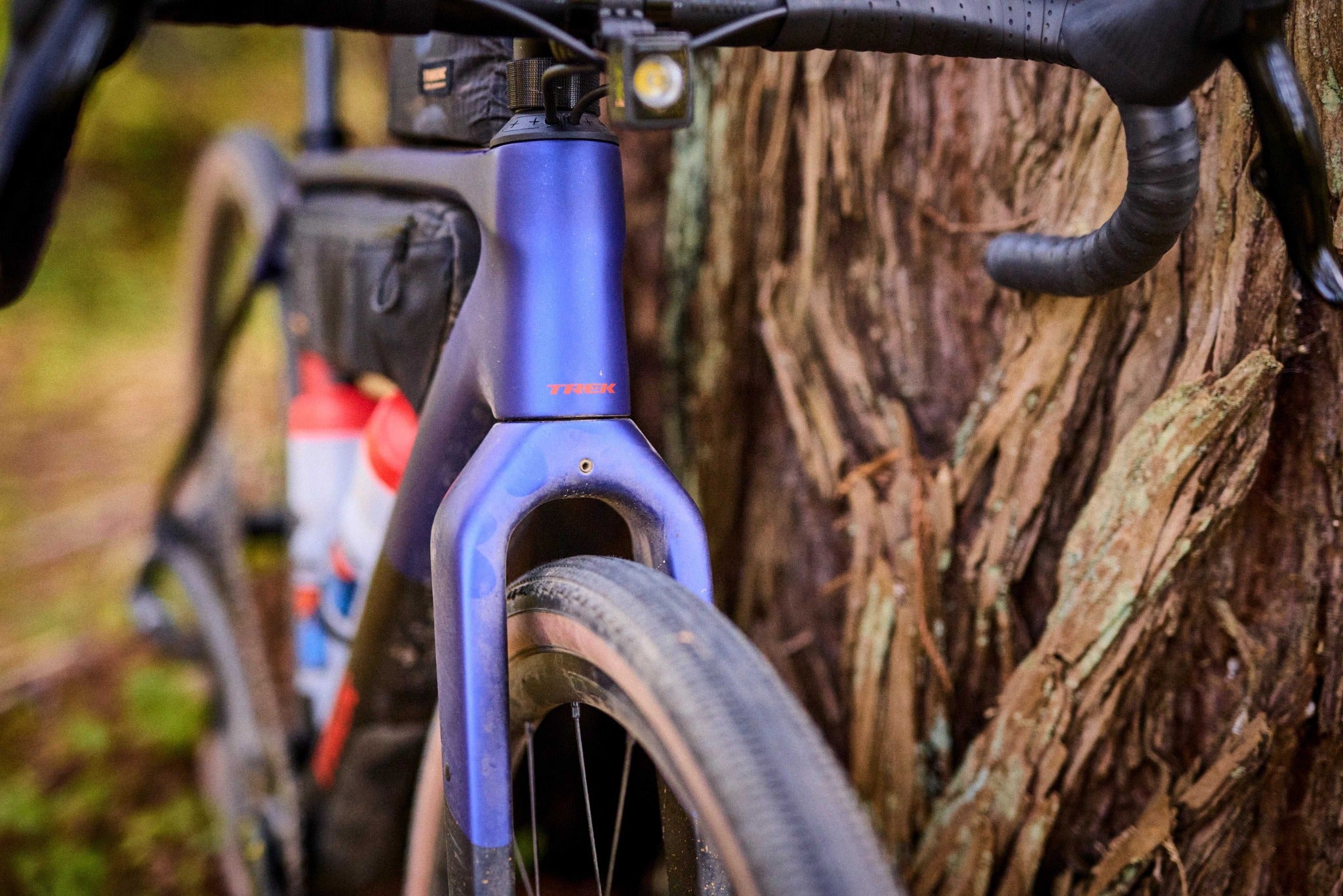 Nahaufnahme eines blauen Trek-Checkpoint-Fahrrads mit schwarzem Lenker, geeignet für Straßen- und Abenteuerfahrten.