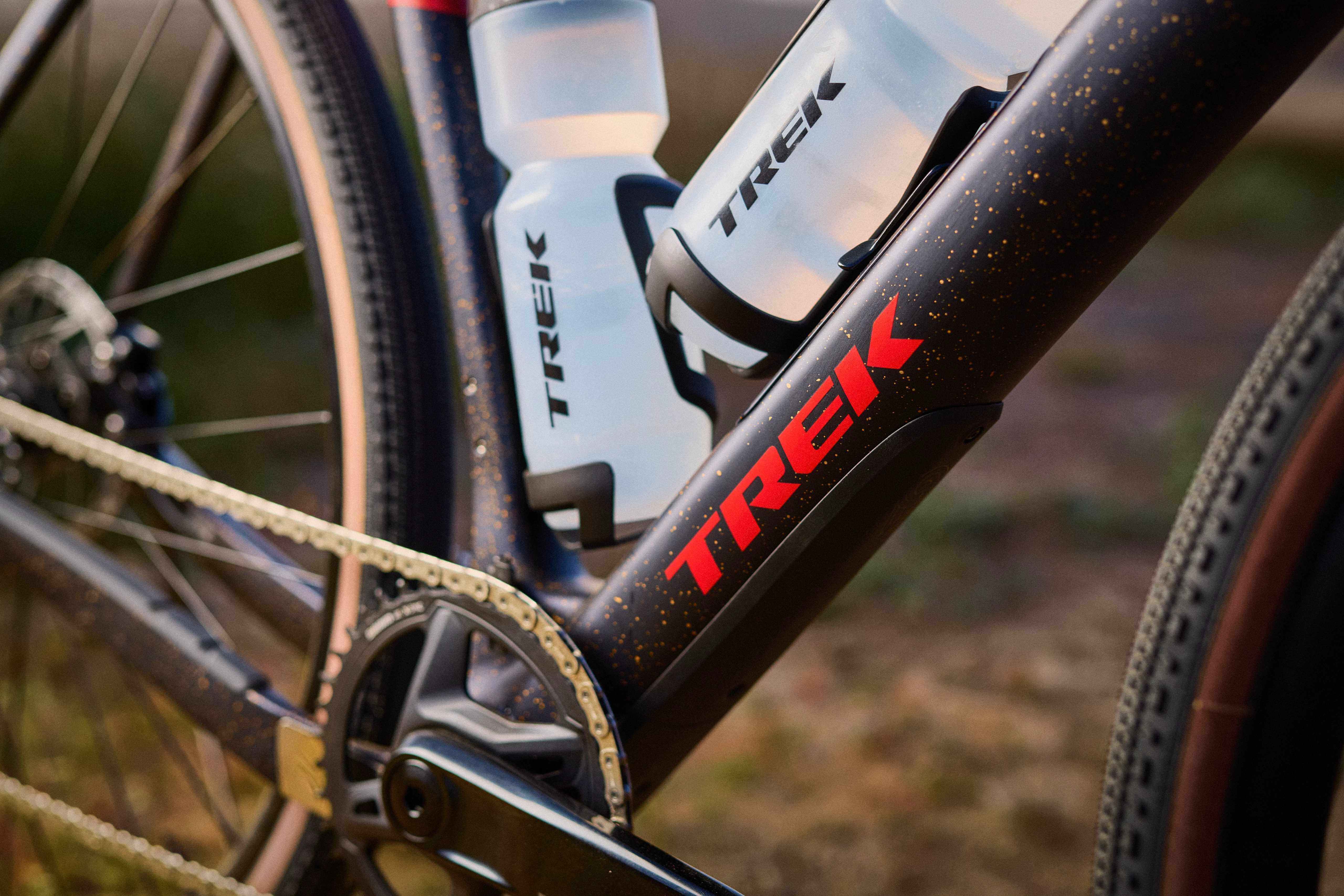 Nahaufnahme eines Trek Fahrrads, Modell Checkpoint, mit sichtbaren Trinkflaschenhaltern und Kette. Ideal für Gravel-Biking.