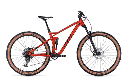 Rotes Cube Mountainbike Marathon Tour, vollgefedert, geeignet für Gelände und sportliche Radfahrer.