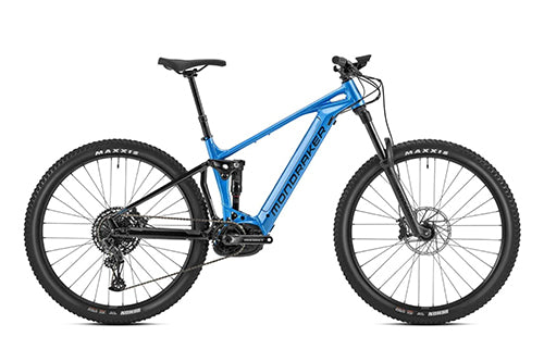 Blaues Mondraker E-Mountainbike mit Vollfederung und maximalen Geländereifen, ideal für Offroad-Abenteuer.