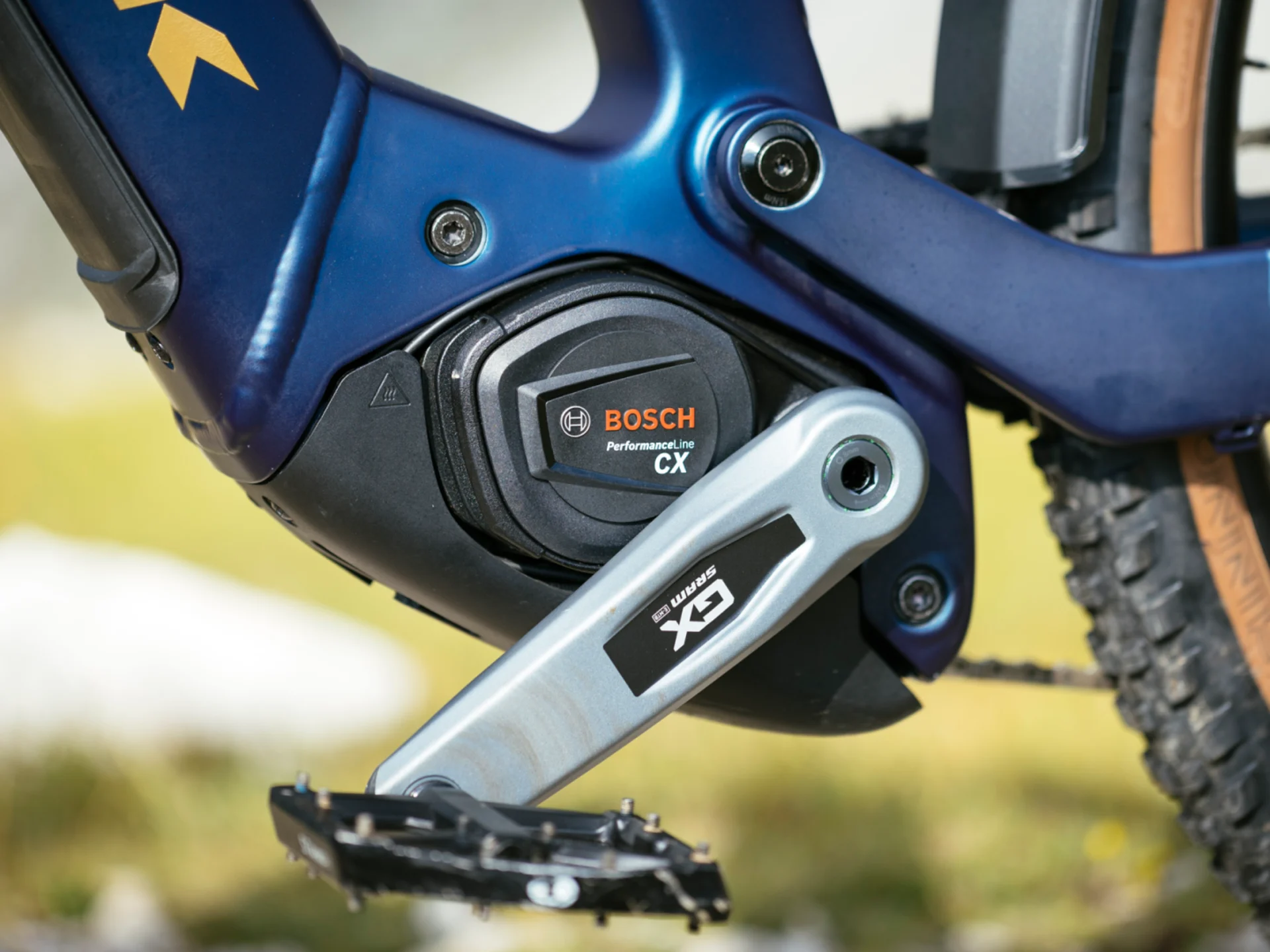 Trek Powerfly FS E-Bike mit Bosch Performance Line CX Motor und SRAM GX Kurbel, Detailansicht des Antriebs.
