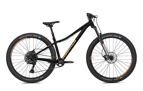 Schwarzes Hardtail-Mountainbike NS Bikes Eccentric mit gelben Details und Scheibenbremsen, geeignet für Offroad-Fahrten.