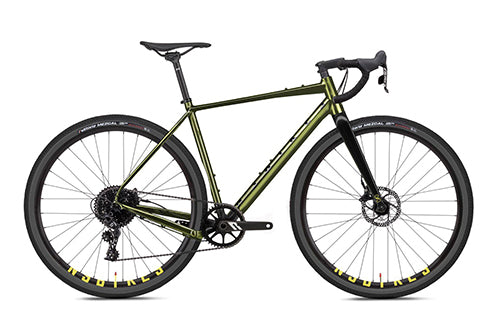 Grünes NS Bikes RAG Gravelbike mit Scheibenbremsen, für Outdoor-Enthusiasten und Allround-Fahrer geeignet.