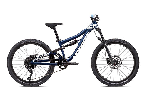 Blaues Mountainbike von NS Bikes, Modell Nerd, mit robustem Rahmen und Scheibenbremsen. Ideal für Offroad-Abenteuer.