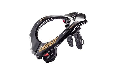 Schwarzer LEATT Nackenschutz für Motorrad- oder Mountainbikefahrer, Modell DBX 5.5 mit goldener Schrift und Schutzpolstern.