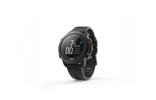 Schwarze GPS-Smartwatch mit rundem Display, zeigt Datum, Schritte und Kalorien an. Geeignet für Sport und Outdoor-Aktivitäten.
