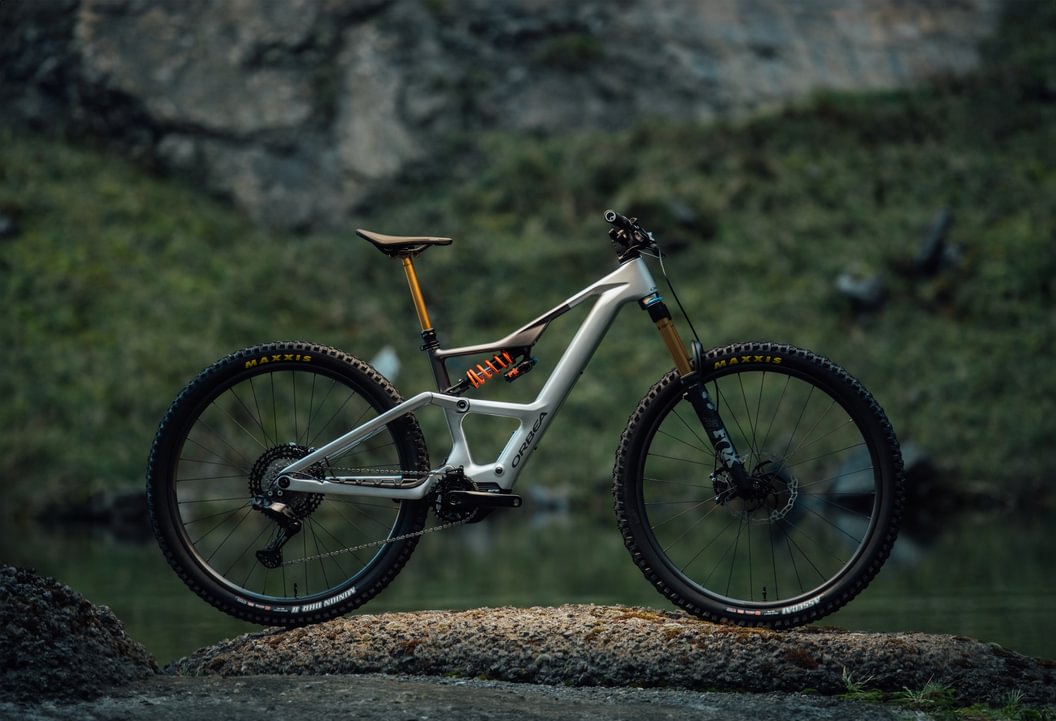 Orbea Rise E-Mountainbike in natürlicher Umgebung, ideal für Geländefahrten und Abenteuerliebhaber.