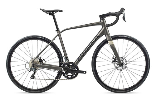 Rennrad Orbea Avant in Grau mit Scheibenbremsen, geeignet für Straßennutzung, sportliches Design.