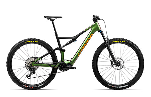 Grünes Orbea E-Mountainbike mit Maxxis-Reifen, geeignet für Offroad-Abenteuer.
