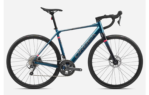 Blaues Orbea-E-Rennrad mit Scheibenbremsen, geeignet für sportliche Radtouren und Fitnessbegeisterte.