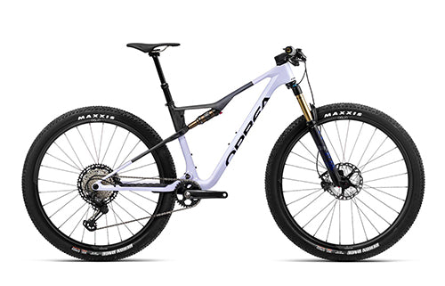 Mountainbike Orbea Fully mit lila Rahmen, Scheibenbremsen und Maxxis-Reifen, ideal für abenteuerliche Touren.