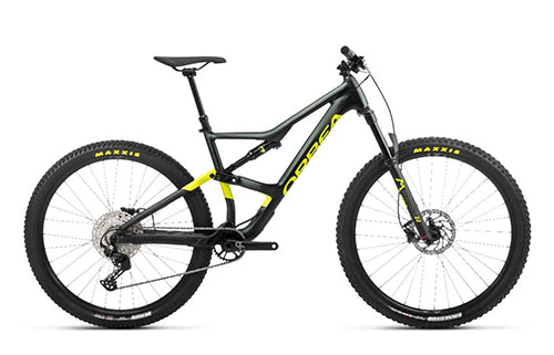 Schwarzes Orbea Mountainbike, vollgefedert, gelbe Details, Shimano-Komponenten, geeignet für Offroad-Abenteuer.