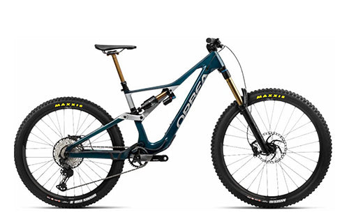 Orbea Rallon Mountainbike, blauer Rahmen, Vollfederung, für Gelände und Abfahrten, mit Maxxis-Reifen.