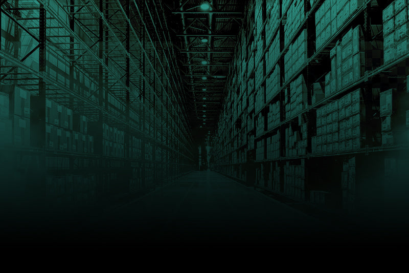 Großes, beleuchtetes Lager mit hohen Regalen voller Kartons. Eignet sich für Logistik und Warenlagerung.