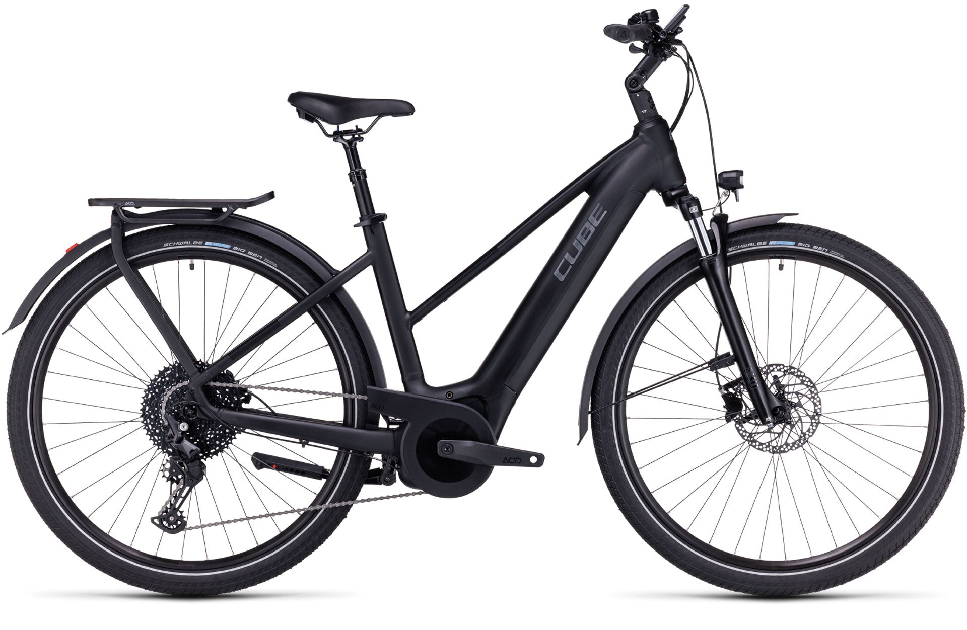 Cube Touring Hybrid, schwarzes E-Bike mit Gepäckträger und Schutzblechen, ideal für lange Strecken und Alltagspendler.