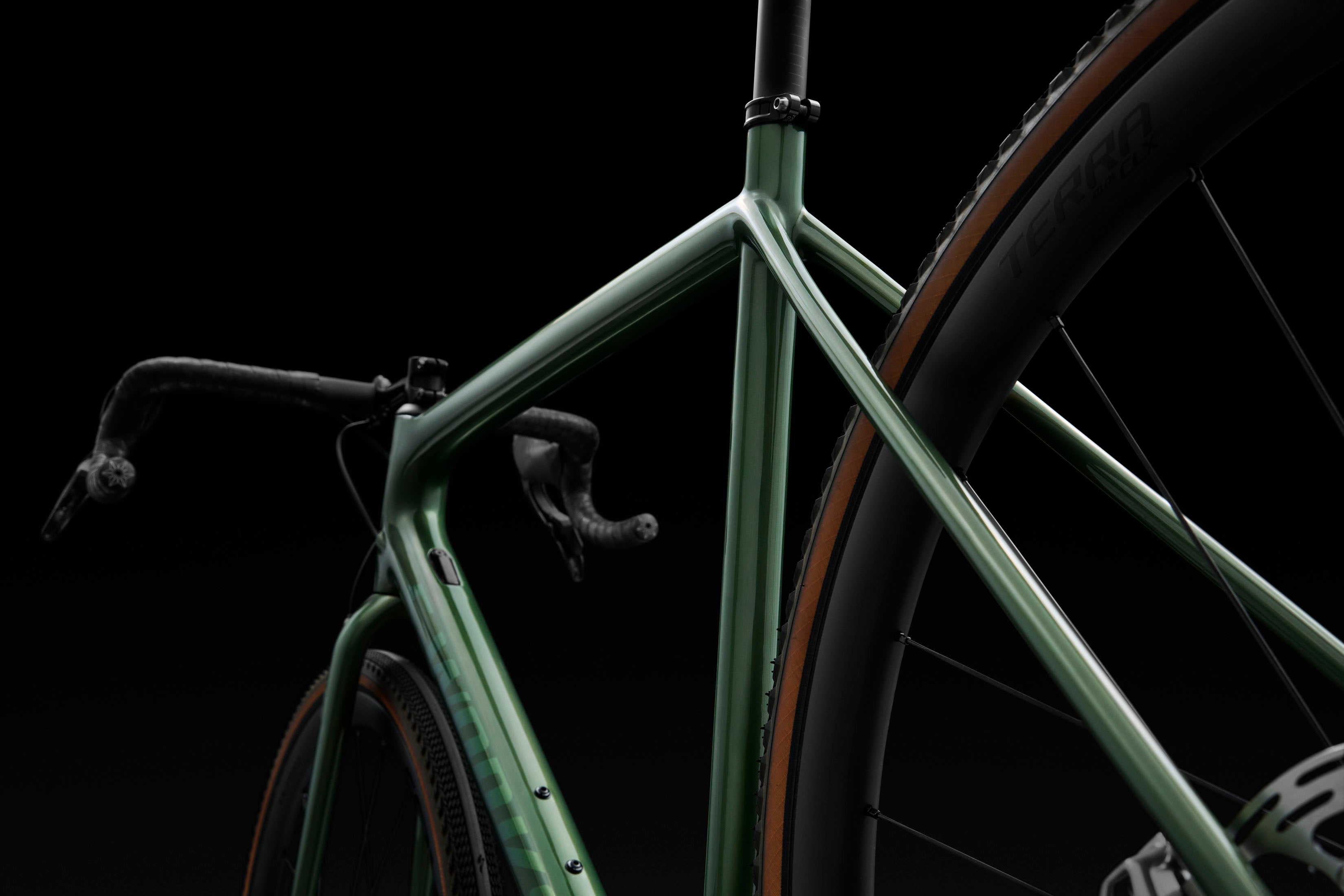 Grünes Specialized Crux Fahrrad von der Seite, geeignet für Gravel-Touren, mit robusten Reifen und leichter Bauweise.