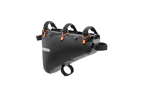Schwarze Dreieck-Rahmentasche mit orangefarbenen Schnallen für Fahrräder, geeignet für Outdoor-Radfahrer.