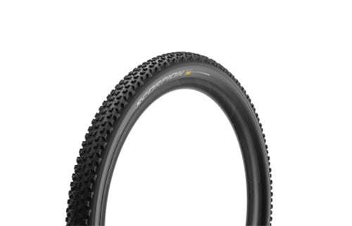 Schwarzer Offroad-Fahrradreifen mit grobem Profil, geeignet für Mountainbikes. Markennamen nicht sichtbar.