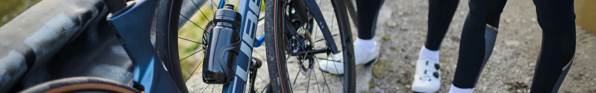 Rennrad Zubehör. Entdecke Trinkflaschen, Flaschenhalter, Teile, Bekleidung und vieles mehr für deine Rennrad ausfahrten
